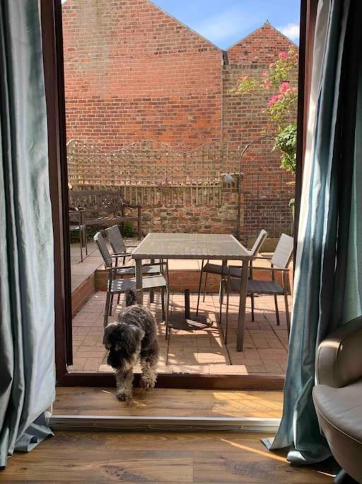 Award Winning Pet Friendly Paddock Cottage 휫비 외부 사진
