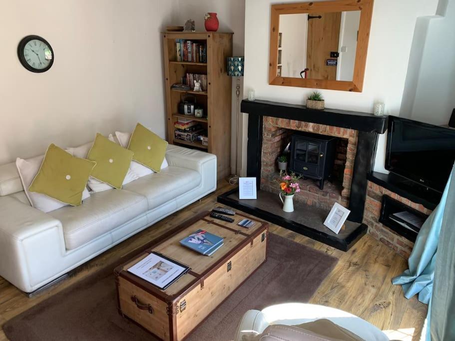 Award Winning Pet Friendly Paddock Cottage 휫비 외부 사진
