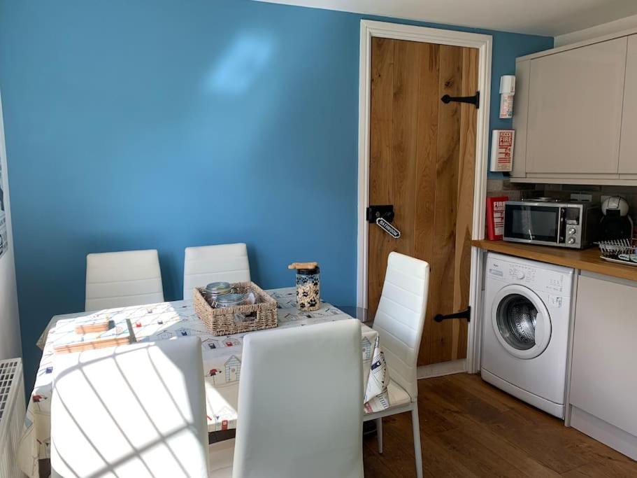 Award Winning Pet Friendly Paddock Cottage 휫비 외부 사진