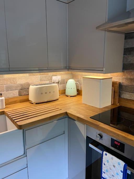 Award Winning Pet Friendly Paddock Cottage 휫비 외부 사진