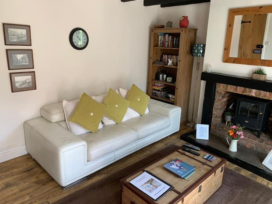 Award Winning Pet Friendly Paddock Cottage 휫비 외부 사진
